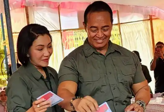 Calon Gubernur Jateng Andika Perkasa didampingi istri Diah Erwiany Trisnamurti Hendrati saat mencoblos di TPS 3 Lempongsari, Kota Semarang, Rabu (27/11/2024). (Foto: ANTARA)