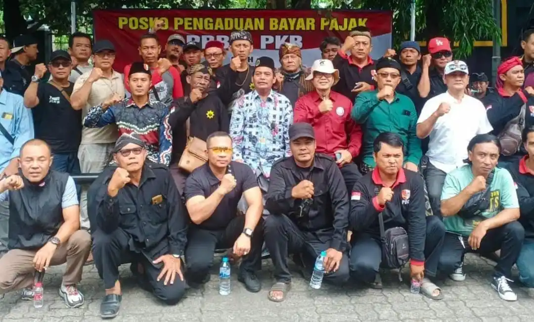 Sejumlah anggota Aliansi Rakyat Indonesia Bersatu (ARIB) berpose bersama usai menyampaikan pernyataan sikap di posko pengaduan pajak di halaman DPRD Jawa Tengah.