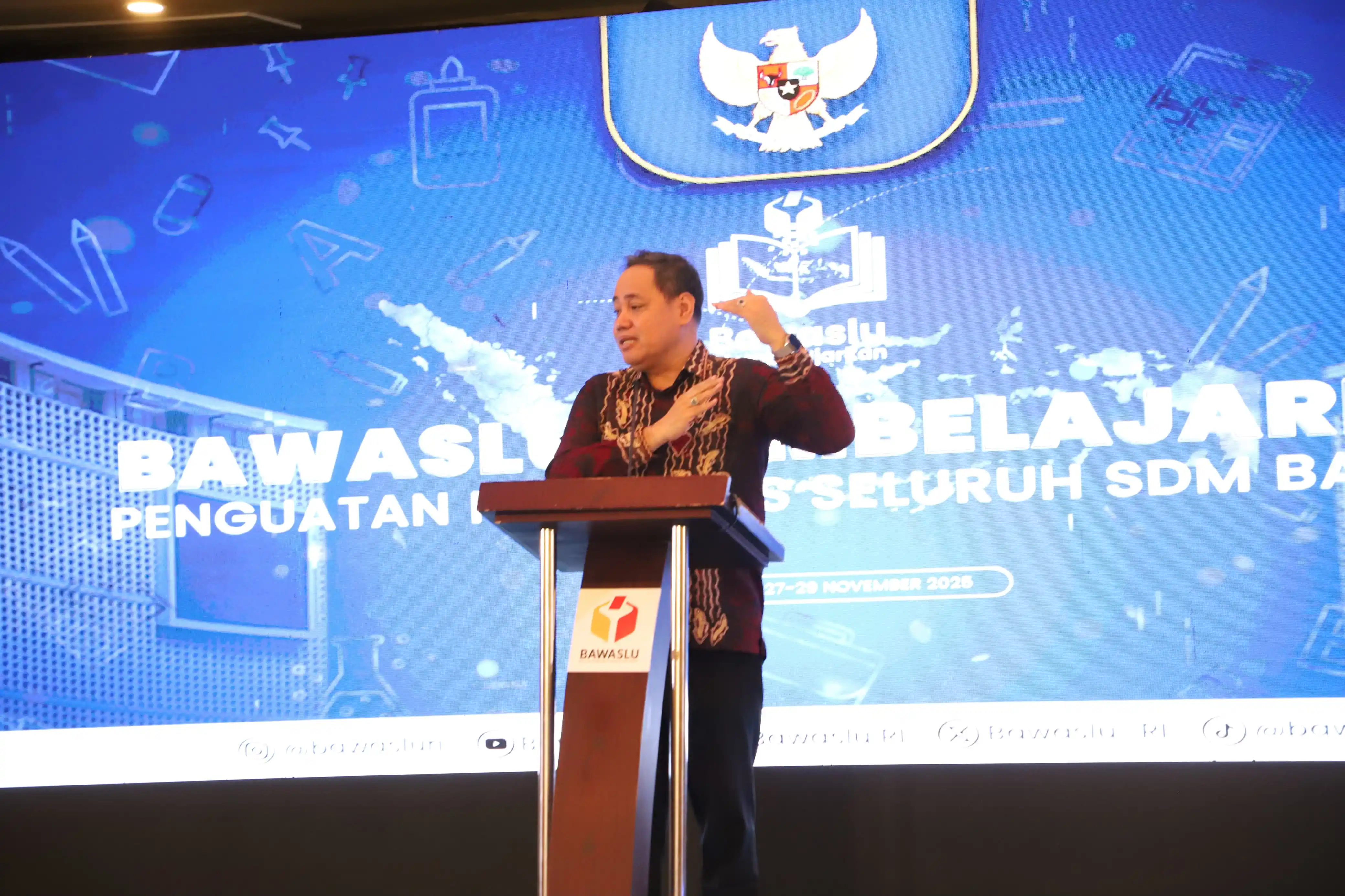 Anggota Bawaslu RI, Herwyn J.H. Malonda saat memberikan sambutan pada kick off Bawaslu Membelajarkan di Medan, (27/11/2025). (Foto: Doc Humas Bawaslu RI)