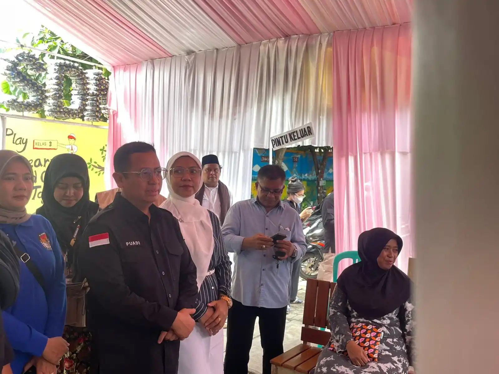 Anggota Bawaslu RI, Puadi saat melakukan pengawasan TPS 028 SD Sukabumi Utara, Kebon Jeruk.