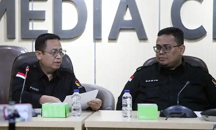 Anggota Bawaslu RI, Puadi (kiri) bersama Ketua Bawaslu RI, Rahmat Bagja.