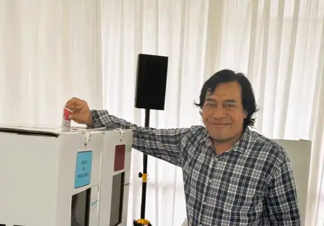 Anggota DPD RI Alfiansyah Bustami alias Komeng usai beri Hak suara di Pilkada 2024 (Foto: Antara)