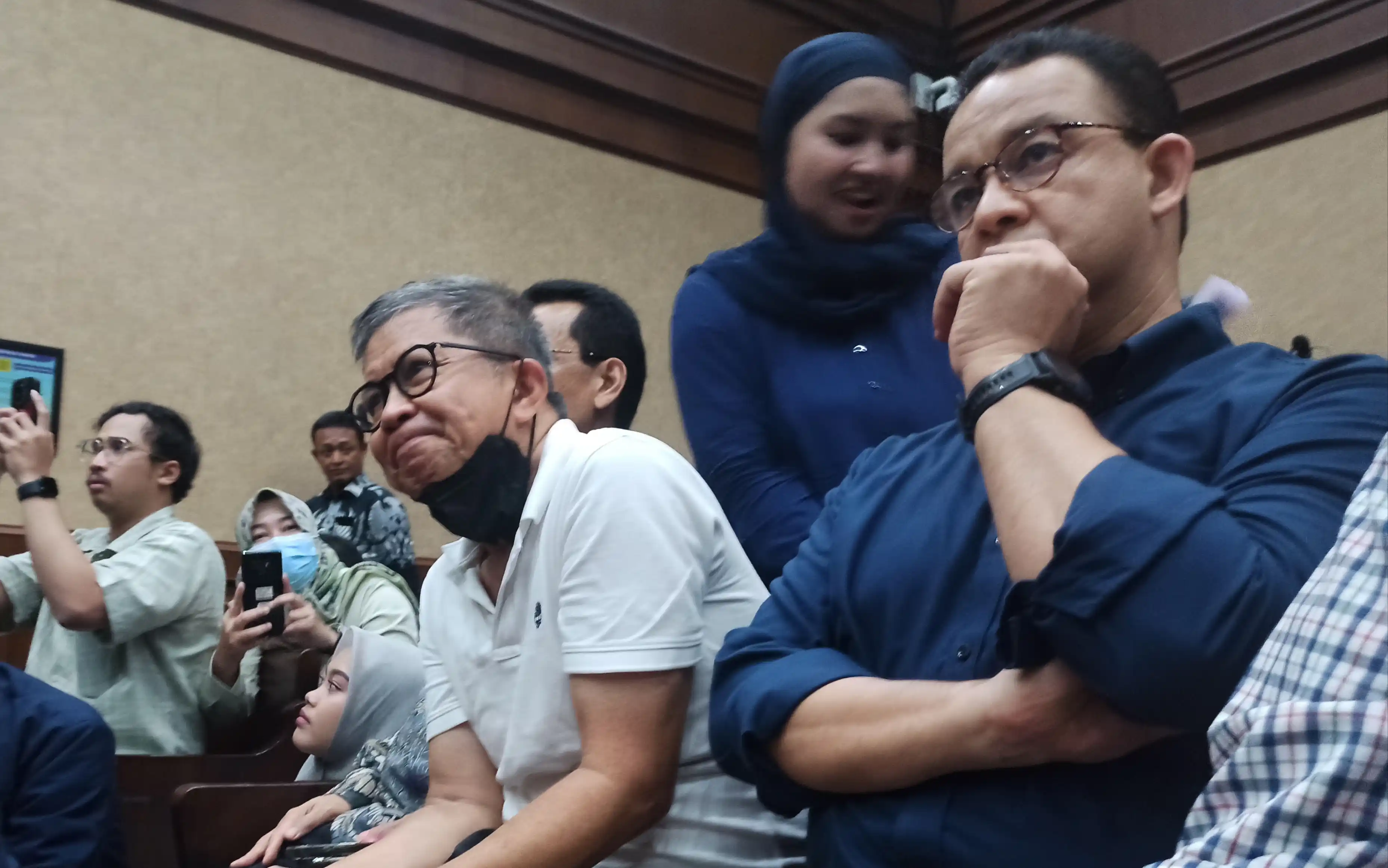 Anies Baswedan bersama Rocky Gerung menghadiri sidang vonis Tom Lembong di Pengadilan Tipikor Jakarta Pusat (Foto: Dok/MI/Alb)