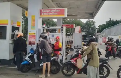 Antrian Panjang Pembeli di SPBU Shell (Foto: Ist)