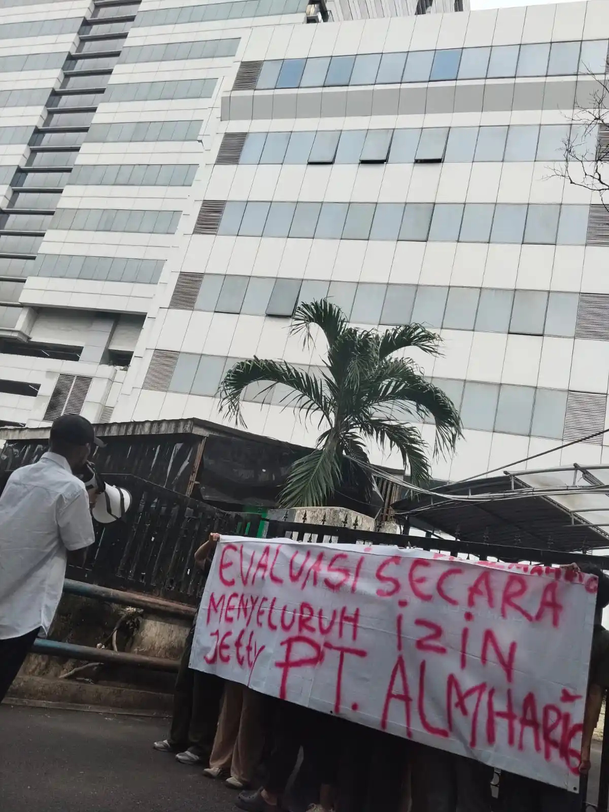 Aliansi Pemuda dan Pelajar Indonesia (Aliansi Pemuda dan Pelajar Indonesia/AP2 Indonesia) menggelar aksi demonstrasi di depan Kantor Kementerian Perhubungan Republik Indonesia, menuntut audit total atas legalitas Jetty PT Almharig yang diduga dioperasikan menggunakan dokumen milik PT Tambang Bumi Sulawesi oleh PT Trisula Multi Jaya, Rabu (7/1/2026). (Foto: Dok MI)