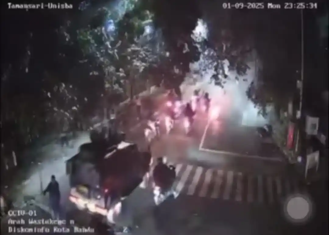 Aparat Keamanan tembakan gas air mata ke lingkungan Universitas Islam Bandung (UNISBA) (Foto: Tangkapan Layar)