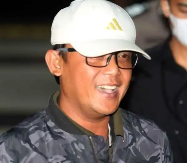 Bupati Lampung Tengah, Ardito Wijaya tiba di KPK pada Rabu (10/12/2025) malam (Foto: Dok MI)