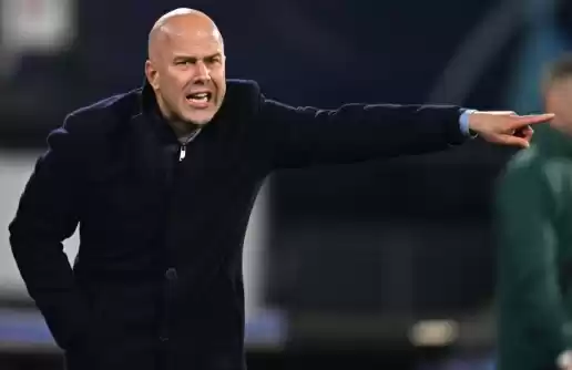 Pelatih Liverpool Arne Slot menunjuk (Foto: Istimewa)