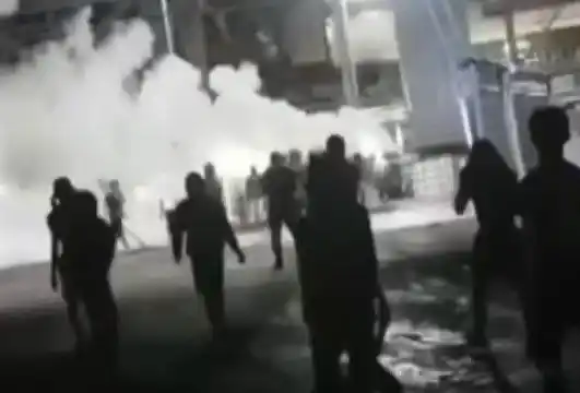 Aksi penjarahan di PT Indonesia Morowali Industrial Park di Kecamatan Bahodopi, Kabupaten Morowali, Sulawesi Tengah, Sabtu (9/8/2025).