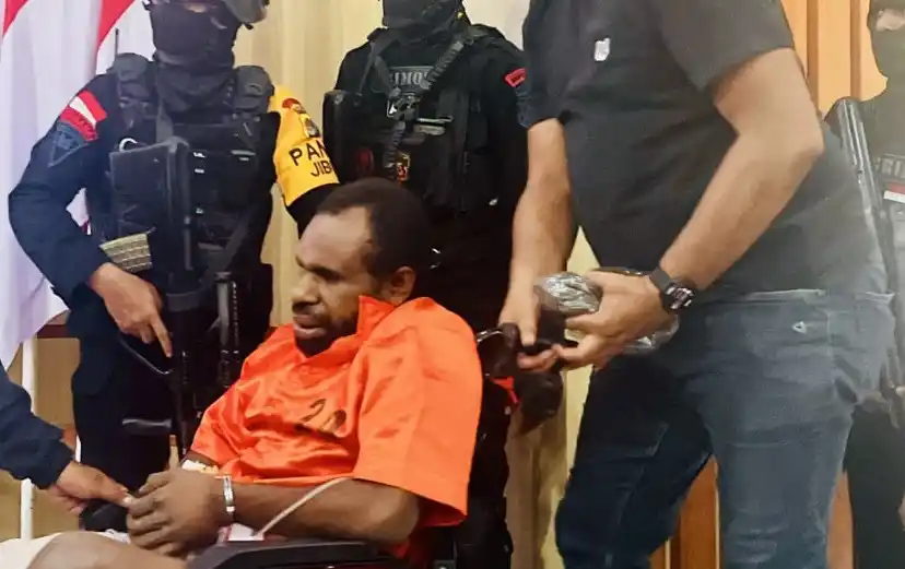 Mantan Anggota Polri  Aske Mabel yang Membelot Kelompok KKB Ditangkap. [Foto: Polda Papua]