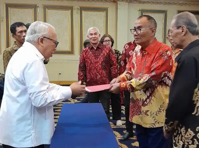 Wakil Ketua Umum Kadin Bidang Pemberdayaan dan Pembinaan Asosiasi Benny Sutrisno, mengukuhkan pengurus baru Dewan Pimpinan Nasional Asosiasi Pengusaha Pengadaan Barang dan Jasa Indonesia (Aspanji) periode 2025-2027 di Golden Boutique Hotel, Jalan Angkasa, Kemayoran, Jakarta Pusat pada Senin (23/6/2025).