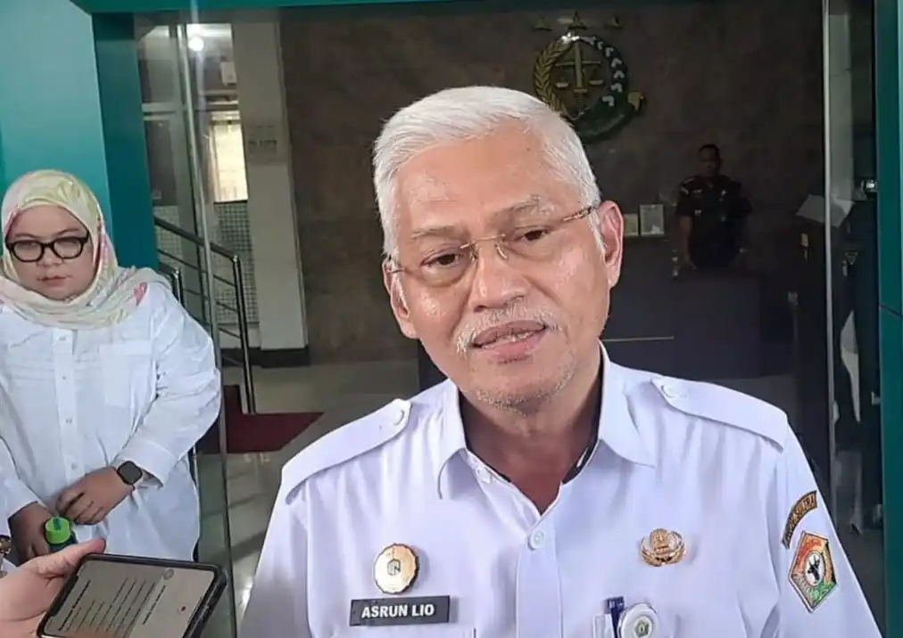 Sekda Sultra Asrun Lio usai menjalani pemeriksaan sebagai saksi di Kejati Sulawesi Tenggara, Kendari, Rabu (14/5/2025) (Foto: Dok MI/Aswan/Istimewa)