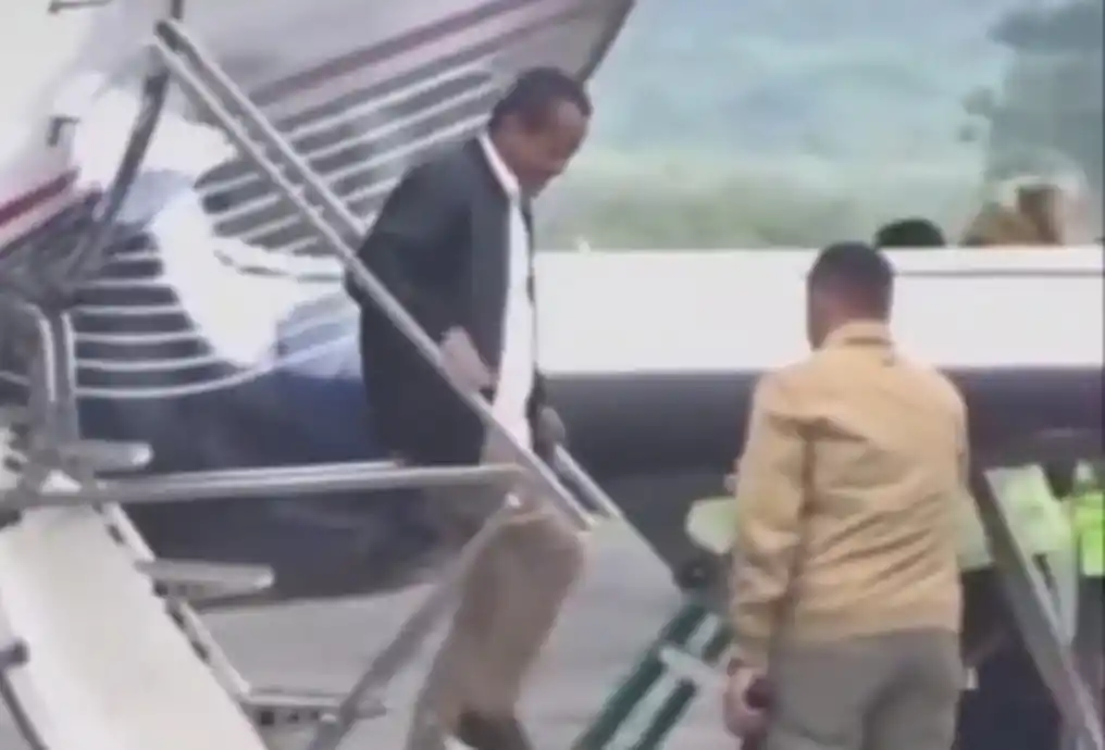 Bahlil Lahadalia turun dari jet pribadi (Foto: Dok MI)