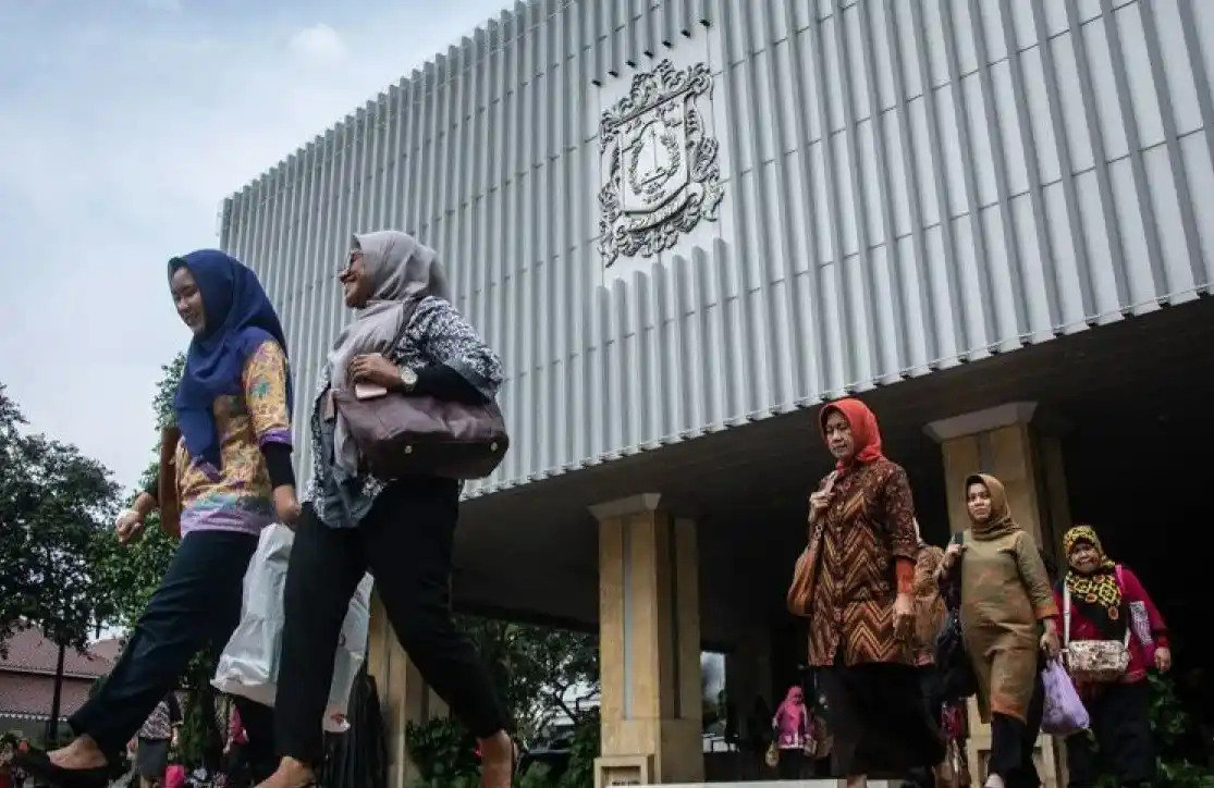 Ilustrasi - Sejumlah Pegawai Negeri Sipil (PNS) bergegas meninggalkan kompleks Balaikota di Jakarta, Kamis (17/5/2018)