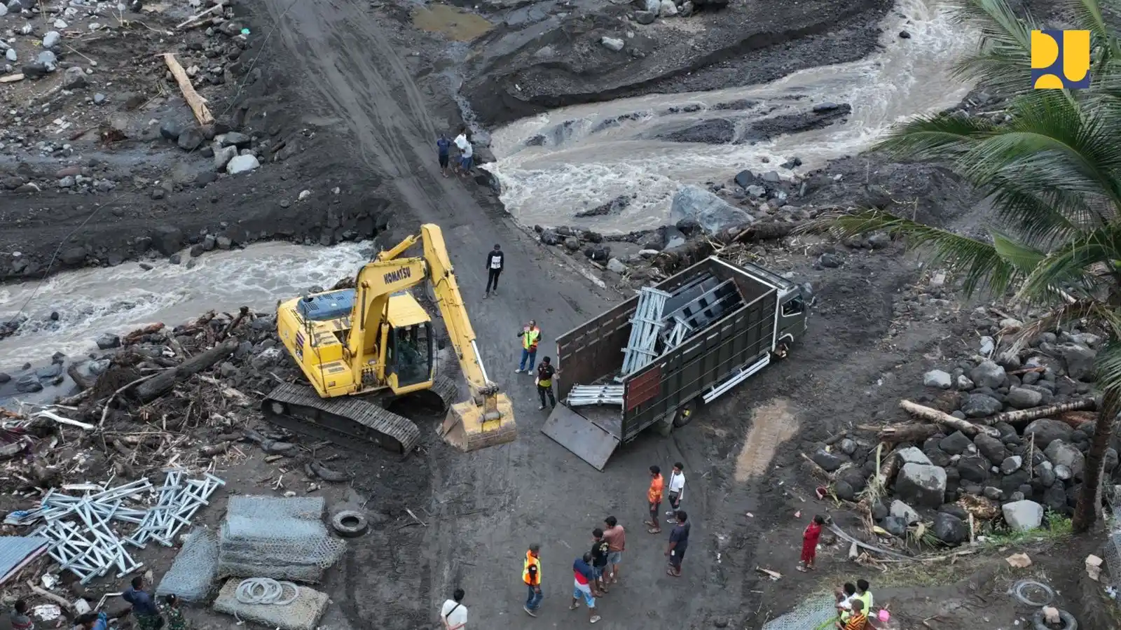 Kementerian Pekerjaan Umum Bersama Kodam Udayana membangun jembatan Darurat di Kabupaten Nagekeo, NTT, Jumat (19/9). (Foto: Dok PU)