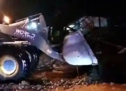 Alat berat membersihkan reruntuhan batu dan tanah akibat banjir bandang di Situbondo (Foto: Ist)