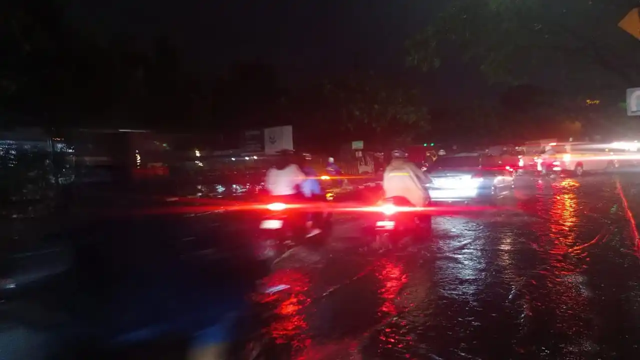 Kondisi banjir di Jalan Soekarno Hatta, Kota Bandung, Jawa Barat (Jabar) arah Cibiru tepatnya diseberang Mapolda Jabar pada Kamis (20/2/2025) malam. (Foto: Dok MI/Sugiyanto)