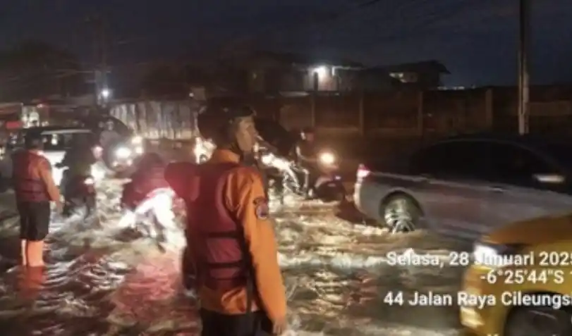 Hujan deras dan luapan Sungai Cibarengkok mengakibatkan banjir di Desa Situsari, Cileungsi, Kabupaten Bogor. Banjir merendam 330 rumah hingga Jalan Transyogi Cileungsi-Jonggol.