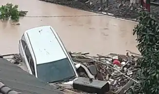 satu unit mobil minibus terapung tersapu Banjir bandang yang melanda kota Bandar Lampung (Foto: Screenshot)