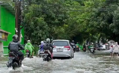 Ilustrasi - Jalanan terendam banjir di makasar akibat curah hujan tinggi (Foto: Tangkap Layar)