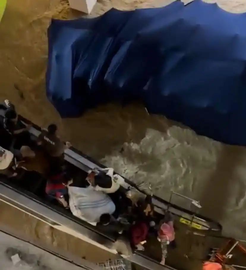 Banjir Jebol Mal Mega Bekasi, Pengunjung hingga Pedagang Panik Berhamburan [Foto: Tangkapan layar]