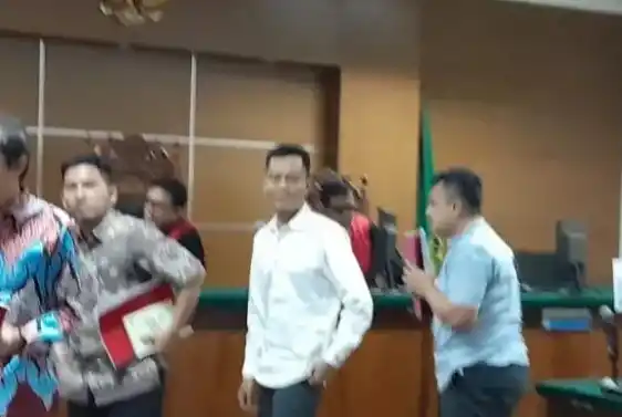 Terdakwa usai mendengarkan dakwaan jaksa penuntut di Pengadilan Negeri Serang (Foto: Istimewa)