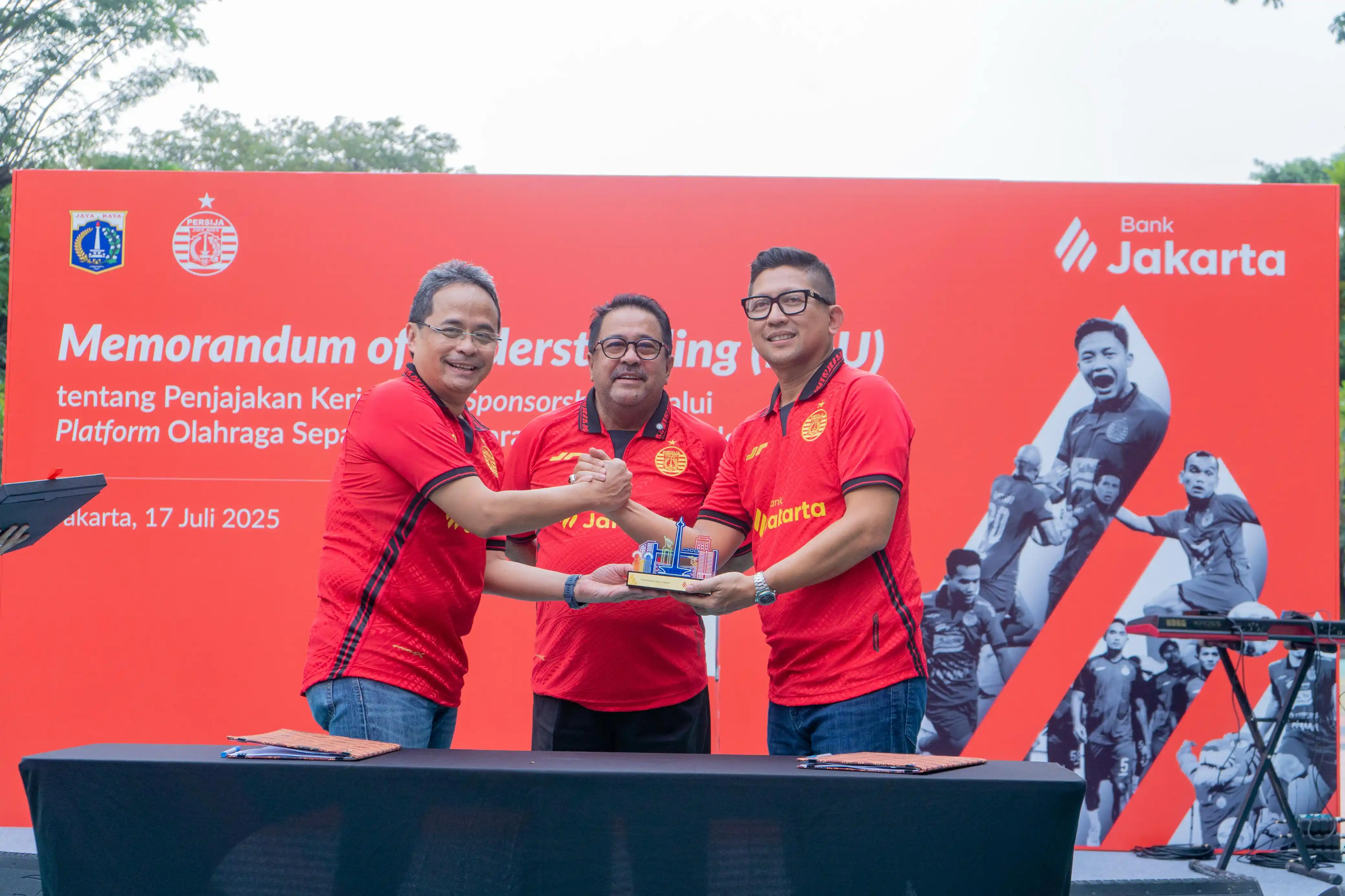 Penandatanganan nota kesepahaman sebagai salah satu sponsor resmi klub berjuluk Macan Kemayoran yang dilaksanakan di Jakarta (17/7/2025) (Foto: Dok Bank Jakarta)