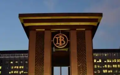 Senin (16/12/2024) malam, sejumlah personel Komisi Pemberantasan Korupsi atau KPK mendatangi Kantor Bank Indonesia di MH Thamrin, Jakarta. Sejumlah ruangan digeledah, setumpuk dokumen disita. Langkah penegakan hukum ini diambil setelah serangkaian penyidikan oleh KPK sejak beberapa bulan lalu menemukan indikasi korupsi dalam penyaluran dana tanggung jawab sosial perusahaan atau CSR Bank Indonesia. (Foto: Dok MI/Aswan)