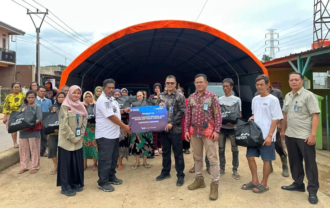 Bank Mandiri Salurkan Bantuan Kepada Masyarakat yang Terdampak Banjir di Majalaya (Foto: Dok Bank Mandiri)
