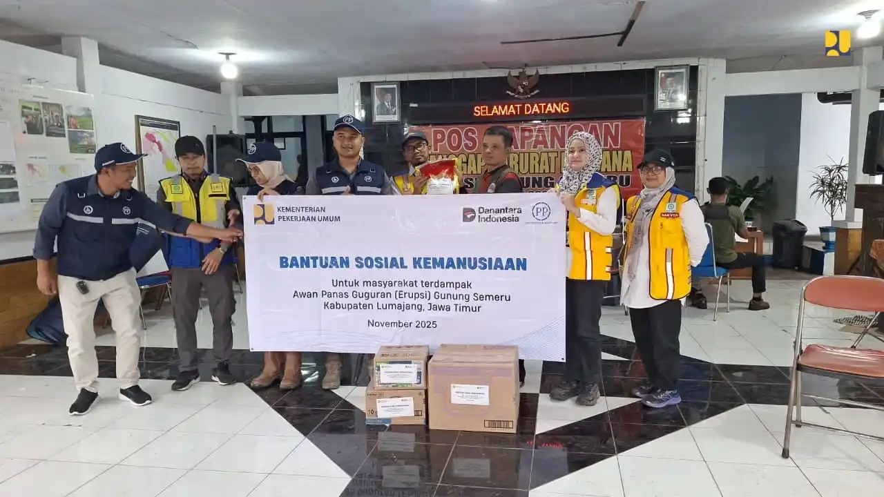 Kementerian Pekerjaan Umum (PU) menyalurkan Bantuan Sosial (Bansos) untuk pengungsi erupsi Gunung Semeru. Penyaluran dilakukan secara simbolis oleh Balai Besar Pelaksanaan Jalan Nasional (BBPJN) Jawa Timur–Bali di posko pengungsian Kantor Kecamatan Pronojiwo, Kabupaten Malang, Senin (24/11).