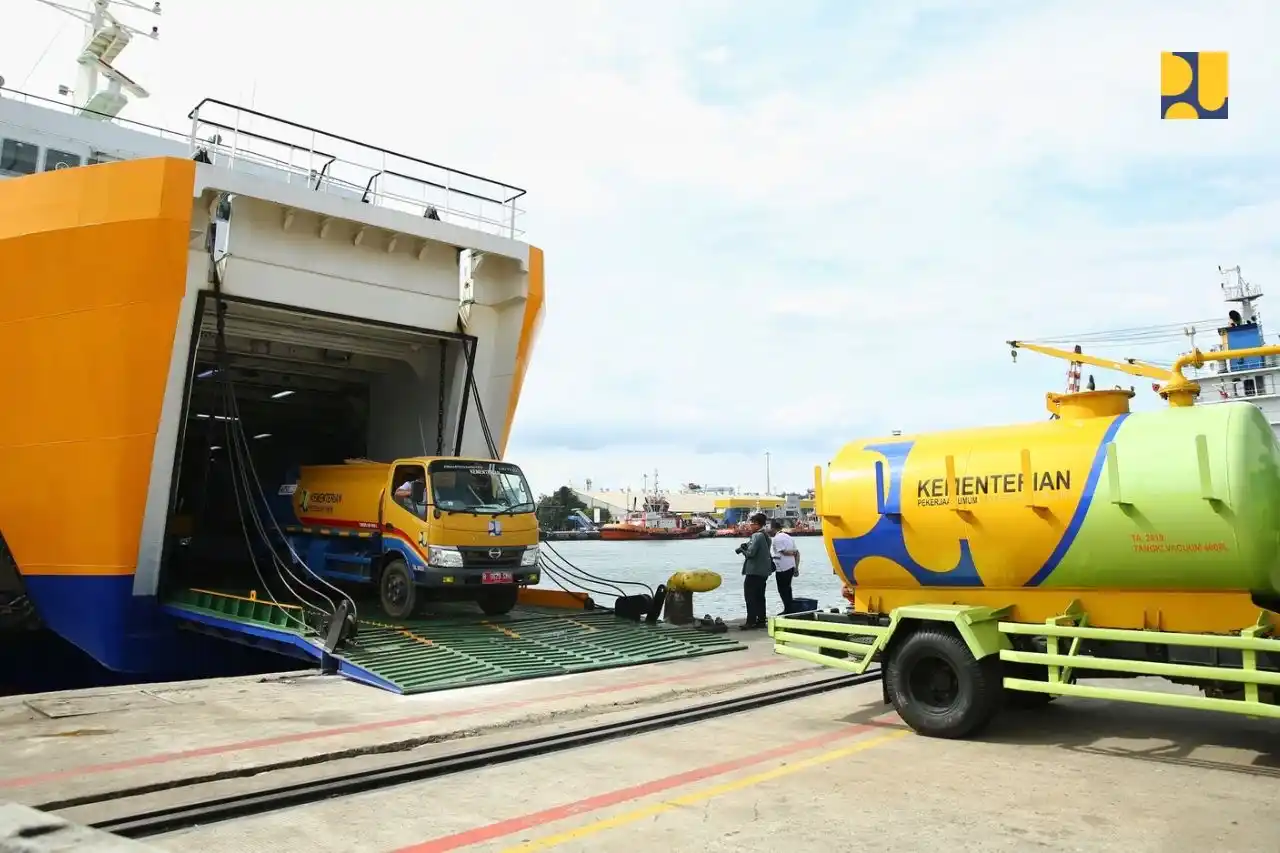 Kementerian Pekerjaan Umum menyalurkan bantuan sarana pendukung penyediaan air bersih dan sanitasi untuk daerah terdampak bencana di Provinsi Sumatera Utara dan Aceh yang dikirim dari Pelabuhan Tanjung Priok, Senin (15/12).