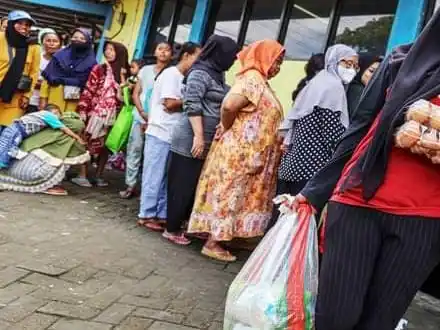 Antrian Penerima Bantuan Sosial (Foto: Ist)