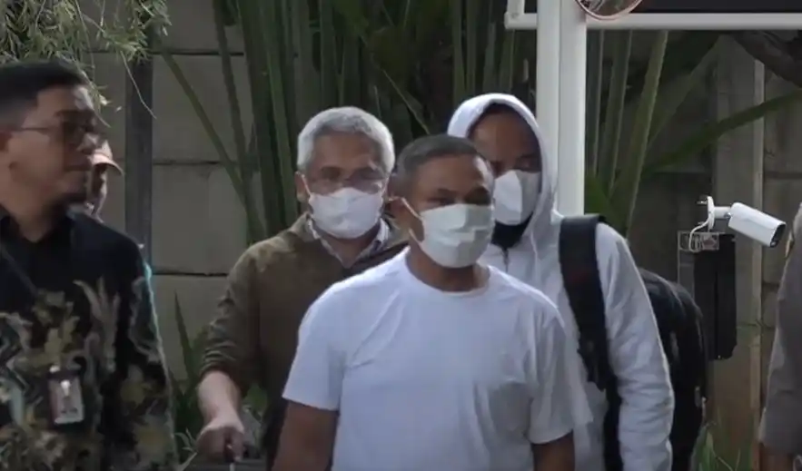 Gubernur Riau Abdul Wahid, Kepala Dinas Pekerjaan Umum, Penataan Ruang, Perumahan, Kawasan Permukiman dan Pertanahan (PUPR PKPP) Provinsi Riau Arif Setiawan, dan Sekretaris Dinas PUPR PKPP Riau Ferry Yunanda tiba di KPK, Selasa (4/11/2025) (Foto: Dok MI/Adelio Pratama)