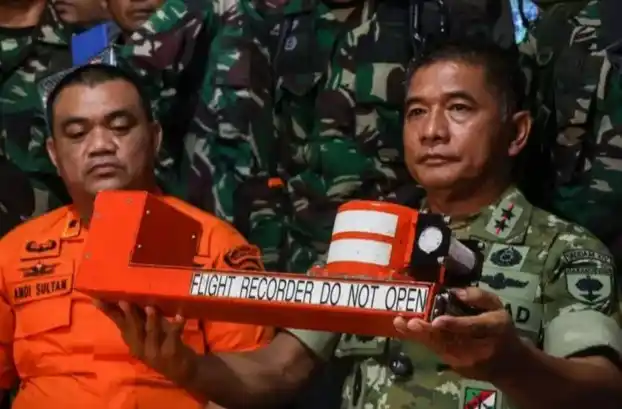 Panglima Kodam XIV Hasanuddin Mayjen TNI Bangun Nawoko (kanan) disaksikan Kepala Seksi Operasi Basarnas Makassar Andi Sultan (kiri) memperlihatkan alat perekaman penerbangan atau kotak hitam pesawat ATR 42-500 di posko aju Tompo Bulu, Kabupaten Pangkajene dan Kepulauan, Sulawesi Selatan, Rabu (21/1/2026). Tim SAR gabungan berhasil menemukan dua kotak hitam atau perekam penerbangan pesawat ATR 42-500 yang hilang kontak pada Sabtu (17/1) yakni Flight Data Recorder (FDR) dan Cockpit Voice Recorder (CVR). (Foto: Antara Foto/Arnas Padda/wsj).