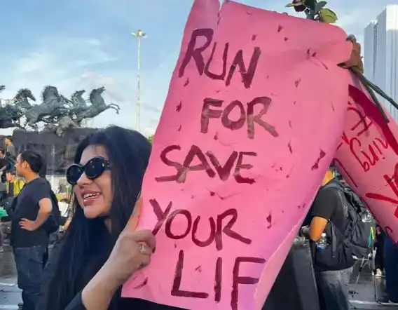 Aksi salah satu pendemo Indonesia Gelap pada 21 Februari 2025 di Patung Kuda, Jakarta Pusat.