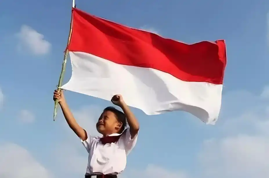 Anak Kecil Sedang Mengibarkan Bendera Merah Putih (Foto: Istimewa)