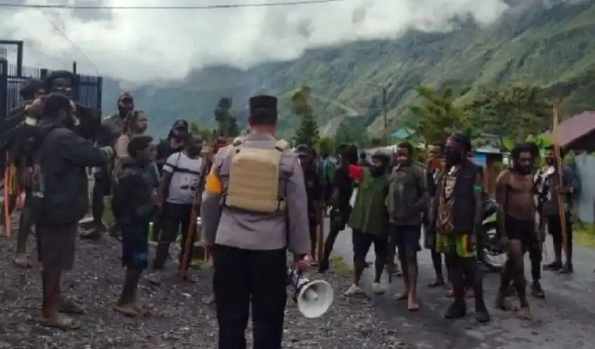 Bentrokan antar dua kelompok massa pendukung paslon pilkada di Puncak Jaya, Papua Tengah (Foto: Ist)