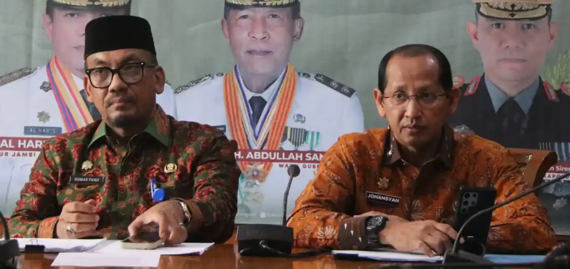 Asisten II SetdaProvinsi Jambi, Johansyah (kanan) dan Kepala Dinas Perindag Provinsi Jambi, Kemas Muhammad Fuad (kiri)  menjelaskan hasil pengujian sampel delapan merk beras premium palsu di Jambi, Selasa (5/8/2025). (Foto :Ist).