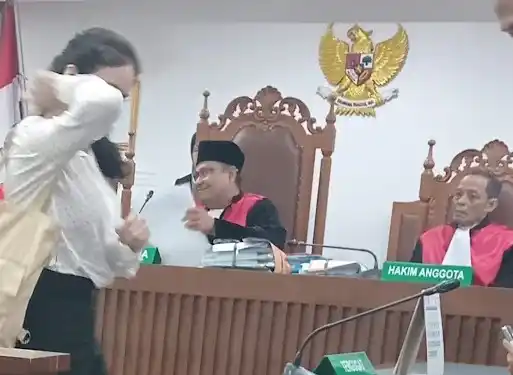 Bety, usai mengikuti sidang (Foto: Repro)