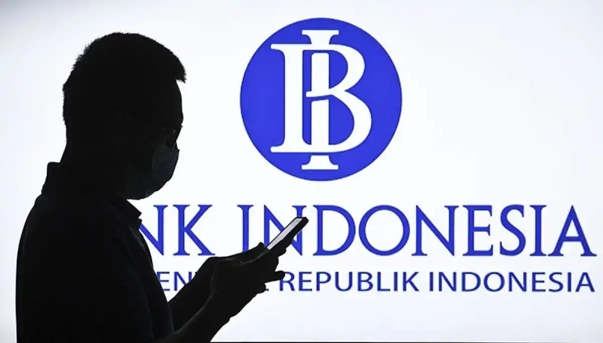 Layar memampilkan logo Bank Indonesia (BI) di Jakarta, Kamis (17/6/2021)