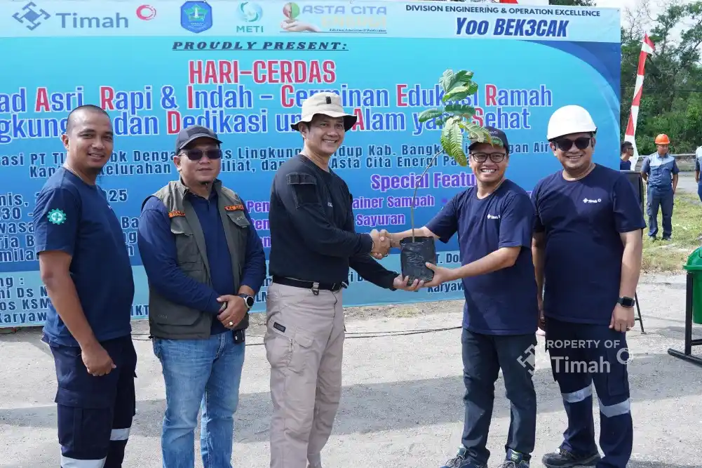 PT Timah Serahkan Bantuan Bibit untuk Rumah Kompos KSM Resam [Foto: Doc. PT Timah]