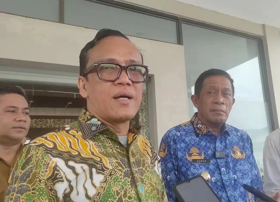 Wamenaker Immanuel Ebezener (kiri) bersama Wagub Sultra Ir. Hugua (tengah) di Kendari, Sulawesi Tenggara (17/6/2025) (Foto: Dok MI/Ant/Istimewa)