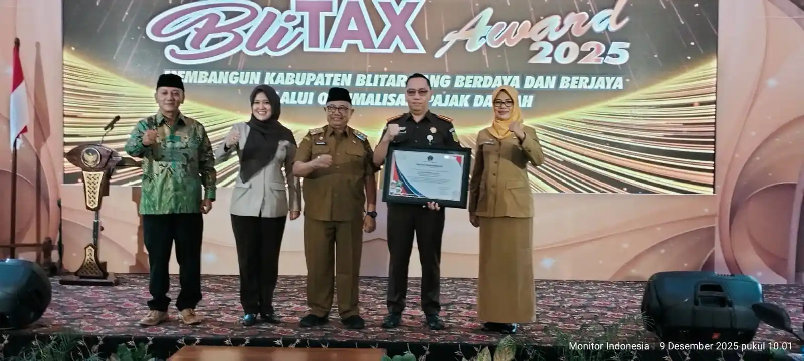 Bupati Blitar Rijanto, Sekda, Kepala Bapenda bersama Kepala Kejaksaan Negeri Kabupaten Blitar saat acara Bli Tax Award 2025 (Foto: Dok MI/Joko Prasetyo)