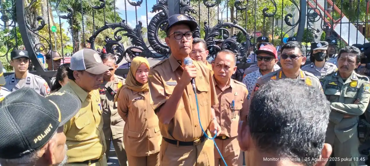 Kepala BKPSDM A. Budi Hartawan, bersama Kepala OPD saat menemui massa aksi di depan Kantor Bupati Blitar. Foto: Dok MI/Joko Prasetyo