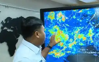 Ilustrasi - Salah satu petugas Prakirawan menjelaskan siklus cuaca