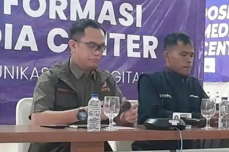 Kepala Pusat Data, Informasi, dan Komunikasi Kebencanaan Badan Nasional Penanggulangan Bencana (BNPB) Abdul Muhari (kiri) di Banda Aceh, Tabu (10/12/2025) (Foto: Dok MI/Ant)