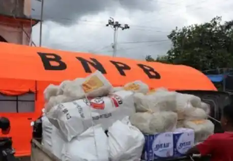 Pos logistik klater nasional menyalurkan bantuan pangan dan non-pangan seberat 125 ton untuk Aceh, Sumut dan Sumbar yang terdampak bencana alam banjir-longsor (Foto: Dok MI/BNPB)