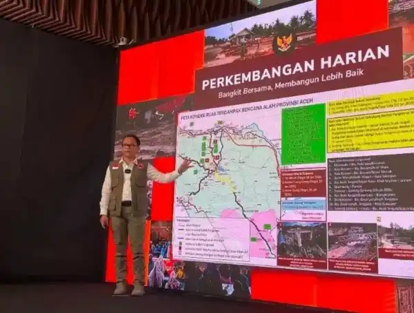 Kepala Pusat Data, Informasi, dan Komunikasi Kebencanaan BNPB, Abdul Muhari, memberikan penjelasan terkait pemulihan akses jalan dan jembatan di Aceh pasca-banjir dan longsor, Selasa (30/12/2025).