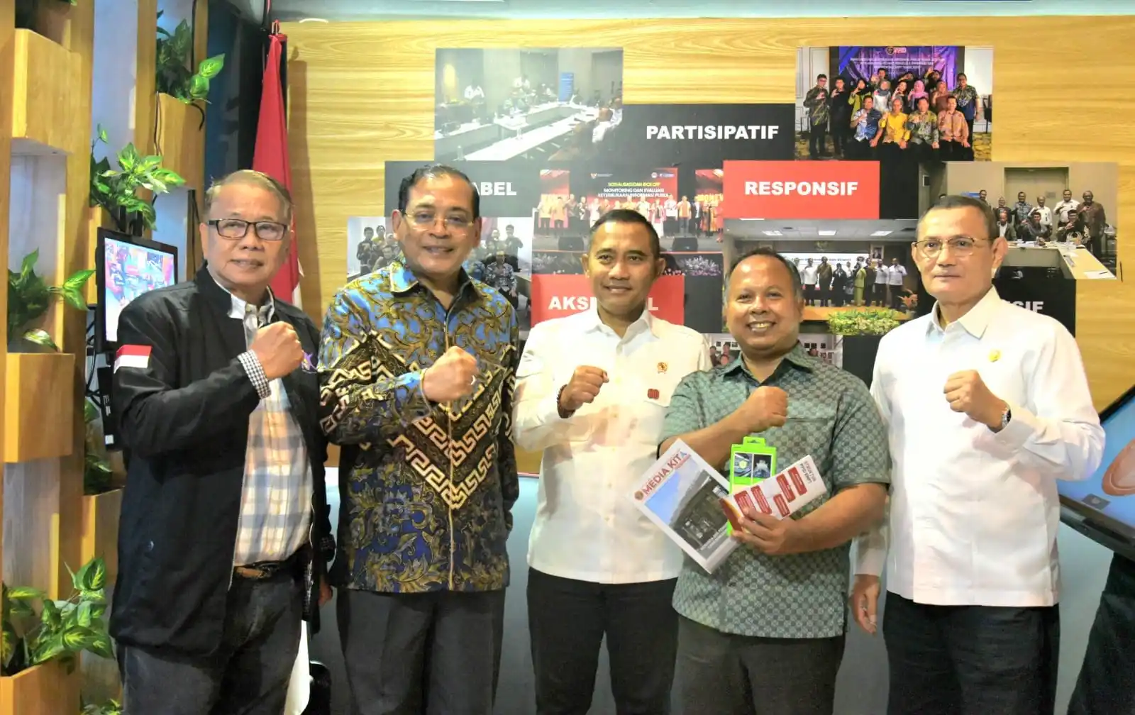 Kepala BNPT, Komjen Pol (Purn) Edy Hartono (tengah) mengunjungai pameran Keterbukaan Informasi Publik (KIP), Jakarta, Kamis (16/10). (Foto:BNPT)