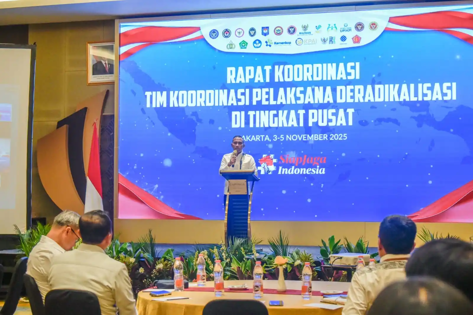 Kepala Badan Nasional Penanggulangan Terorisme (BNPT), Komjen Pol (Purn) Eddy Hartono menyampaikan sambutan saat  membuka kegiatan Rapat Koordinasi Tim Koordinasi Pelaksanaan Deradikalisasi Tingkat Pusat di Jakarta, Senin (3/11)